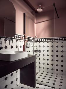 拉加纳斯Anemelia Retreat的浴室设有水槽和黑白瓷砖。