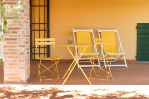 蒙特卡洛B&B La Casetta的庭院里摆放着一组椅子和一张桌子