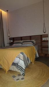 达累斯萨拉姆Makazi Yetu的一间卧室配有一张带两个枕头的床