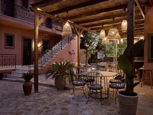 拉加纳斯Anemelia Retreat的一个带桌椅的庭院和一个楼梯