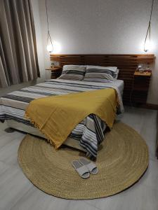 达累斯萨拉姆Makazi Yetu的一间卧室配有一张大床和一张大地毯。