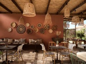 拉加纳斯Anemelia Retreat的一间带桌椅和吊灯的餐厅