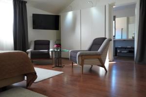 阿鲁卡金塔德安特隆德酒店的客厅配有两把椅子和一张桌子