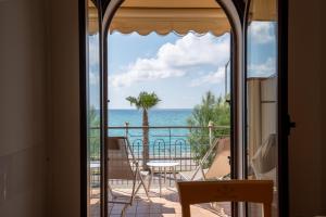卡普多兰多Residence L'Arcipelago Appartamenti Fronte Mare con Ampio Balcone的客房设有海景阳台。