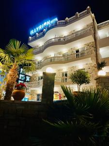 卡萨米尔ILLYRIAN hotel的一座大建筑,晚上有标志