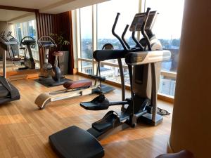 班加罗尔班加罗尔丽思卡尔顿酒店的一间健身房,内设有氧运动器材