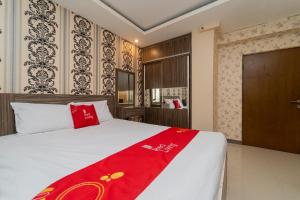 万隆RedLiving Apartemen Gateway Cicadas - Sarana Cipta Mahakarya的一间卧室配有一张带红色毯子的大床