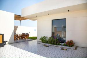 吉达شاليهات المرفأ Almarfa Resort的享有带庭院的房屋景致