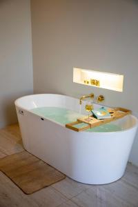 吉达شاليهات المرفأ Almarfa Resort的浴室内配有浴缸和水槽