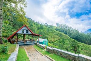 努沃勒埃利耶Floating Mountain Villa的一座以山为背景的凉亭