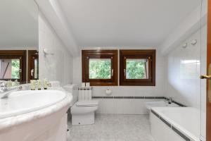 AiaEzkialderdi - baskeyrentals的白色的浴室设有浴缸、卫生间和水槽。