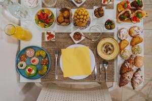 阿格里真托Il Meraviglioso Mondo di Amélie的一张桌子,上面放着许多不同类型的食物