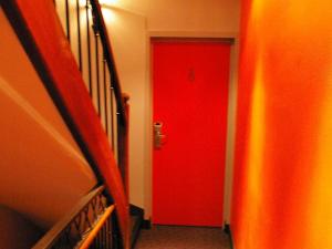 兰斯兰斯拉丁中心酒店的红色的门,在走廊上,有红色的墙壁