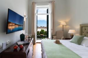 斯派赛斯波塞冬尼大酒店的酒店客房设有一张床和一个大窗户