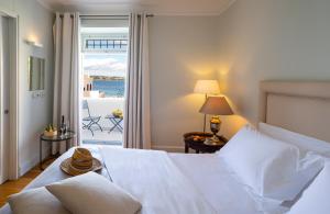 斯派赛斯波塞冬尼大酒店的一间卧室设有一张床,享有海景