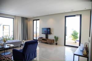 吉达شاليهات المرفأ Almarfa Resort的带沙发和电视的客厅