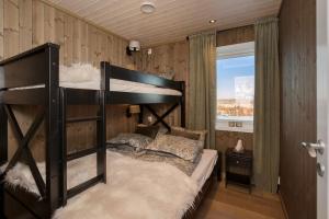 高尔Bualie - Golsfjellet - Biking, swimmming, hiking. High standard.的一间卧室配有双层床和窗户。