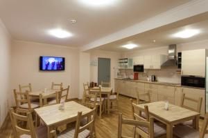 Barentsburg柏默尔旅舍的一间带木桌的用餐室和一间厨房