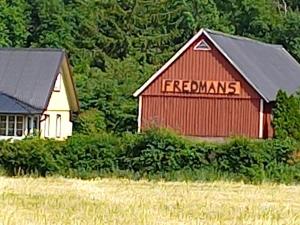LjungbyhedFredmans skäralids nationalpark的红谷仓的一侧有标志