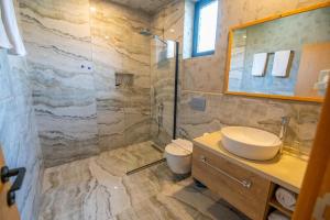 费特希耶Belci City Residence的一间带水槽、卫生间和淋浴的浴室