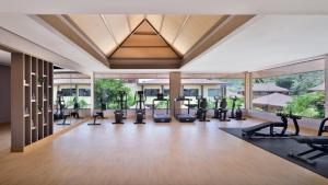 班加罗尔Mulberry Shades Bengaluru Nandi Hills - a Tribute Portfolio Resort的大楼内带跑步机和健身器材的健身房
