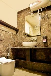 贾姆穆Clarks Inn Express, Jammu的一间带水槽、卫生间和镜子的浴室
