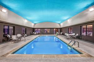 科尔尼La Quinta by Wyndham Kearney的一座拥有蓝色天花板的大型游泳池