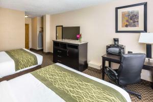 埃德蒙顿埃德蒙顿城中心康福特茵酒店的酒店客房设有两张床和一张带电脑的书桌