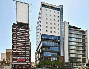四日市Comfort Hotel Yokkaichi的城市中的两座高楼