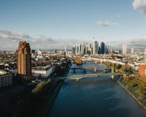 美因河畔法兰克福Lindner Hotel Frankfurt Main Plaza, part of JdV by Hyatt的享有河流和桥梁的城市美景