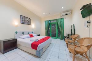 苏加武眉RedDoorz @ Jalan R.E. Martadinata Sukabumi的一间卧室,卧室内配有一张床和椅子