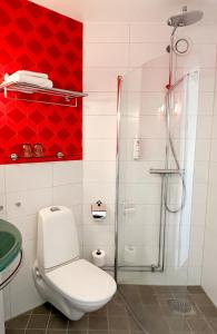 厄勒布鲁早安厄勒布鲁酒店的一间带卫生间和淋浴的浴室