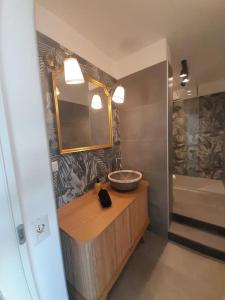 ElmasElegante monolocale Elmas Cagliari的浴室配有盥洗盆和浴缸。
