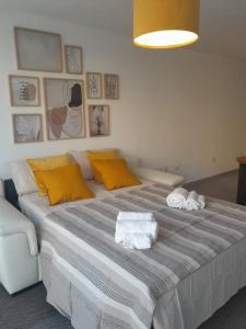 ElmasElegante monolocale Elmas Cagliari的一间卧室配有一张大床和毛巾