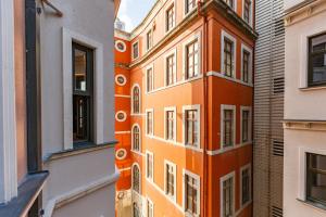 伊斯坦布尔Modern House with Central Location in Beyoglu的一座橙色的建筑,两边有白色的窗户