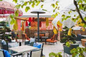 巴斯伯德巴斯酒店的一个带桌椅和遮阳伞的庭院