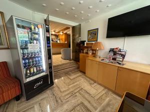 米兰奇塔斯都妮酒店的配有装满苏打水瓶的冰箱的客房