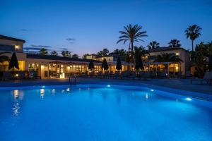 拉皮内达Oassium Hotel - Adults Only的夜间在度假村的一个大型游泳池