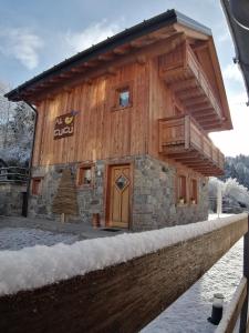 奥瓦罗Chalet Al Cucù的冬季的小木屋,地面上积雪