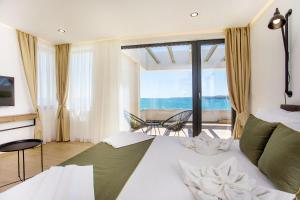 索佐波尔Olive Villas- Free beach access & Free parking的一间卧室设有一张床,享有海景