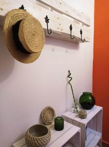 贝莱斯布兰科Los Caños de La Casa Viva的挂在墙上的草帽上,有花瓶