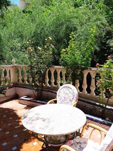 贝莱斯布兰科Los Caños de La Casa Viva的庭院设有围栏,配有桌椅