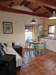 法斯纳斯Complejo Rural del Molino Dorado的一间带桌子的客厅和一间厨房