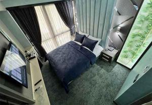 伊斯坦布尔Forever 21 Hotel的一间卧室设有一张床和一个大窗户