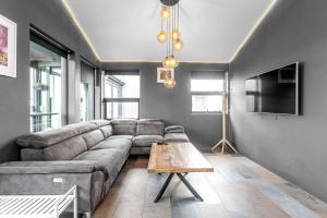 塞尔福斯Selfoss Modern Cabins的客厅配有沙发和桌子