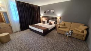 瓦尔纳阿奎亚酒店的酒店客房,配有床和沙发