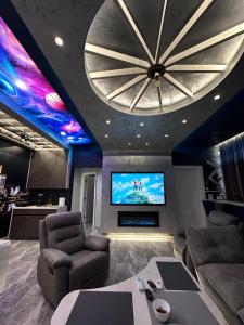 萨拉热窝Apartman S&V 4 Wellness & Spa Barda的一间带电视和大型天花板的客厅