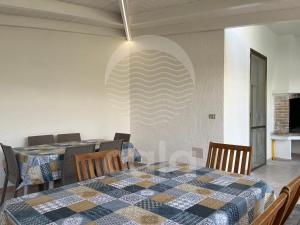 托雷拉皮罗Villa Capitano的一间用餐室,配有两张桌子和墙上的图案