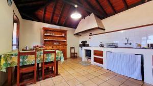 埃尔帕索La Higuerita的厨房配有桌子和台面
