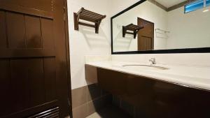瓜埠TC Garden Resort的一间带水槽和镜子的浴室